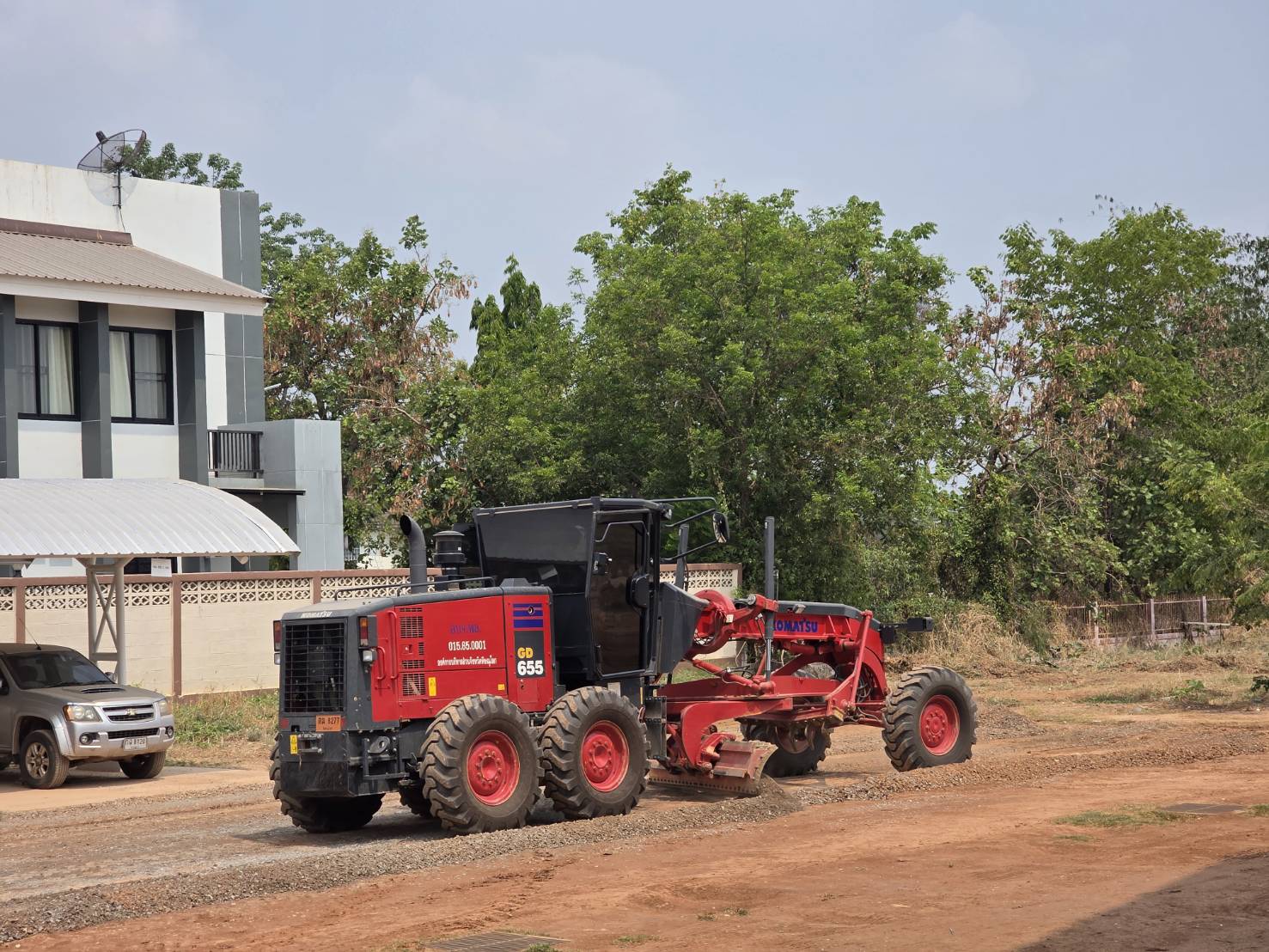 title - ส.ป.ก.พิษณุโลก ได้รับความอนุเคราะห์จากองค์การบริหารส่วนจังหวัดพิษณุโลก  ปรับพื้นที่โดยรอบการคารสำนักงาน ส.ป.ก.พิษณุโลก